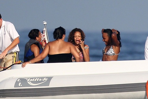  蕾哈娜 - On a yacht in St Tropez - August 23, 2011