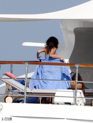  Рианна - On a yacht in St Tropez - August 23, 2011