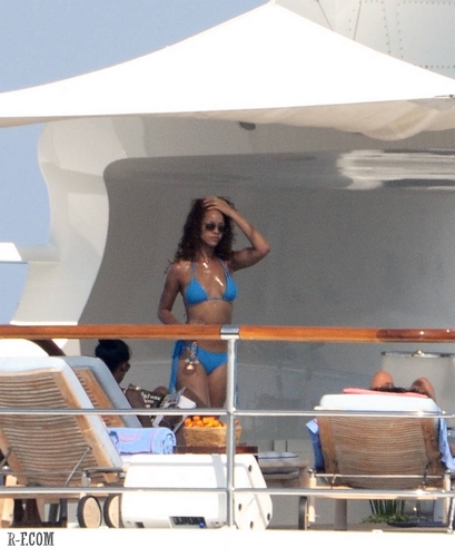  리한나 - On a yacht in St Tropez - August 23, 2011