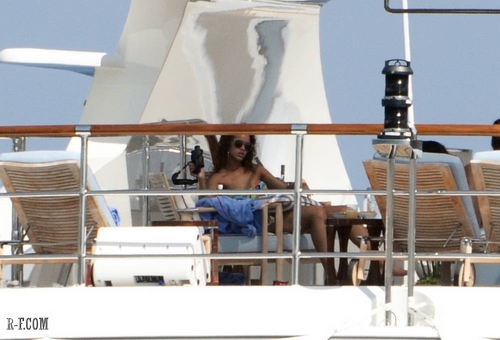  रिहाना - On a yacht in St Tropez - August 23, 2011