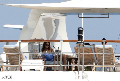  蕾哈娜 - On a yacht in St Tropez - August 23, 2011