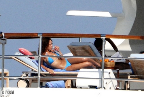  リアーナ - On a yacht in St Tropez - August 23, 2011
