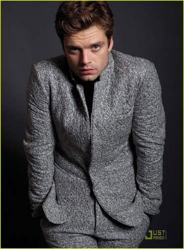  Sebastian Stan: 'August Man' foto Shoot!