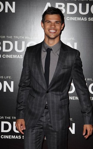  Taylor Lautner at the 'Abduction' Sydney premiere (August 23).