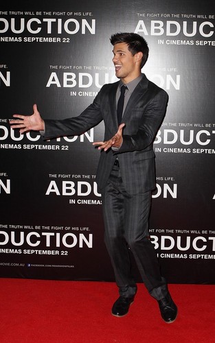  Taylor Lautner at the 'Abduction' Sydney premiere (August 23).