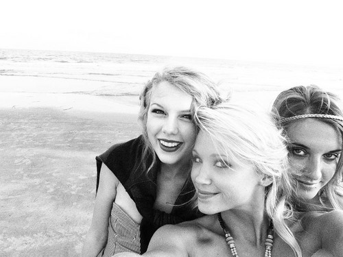  Taylor with her 老友记 in Charleston