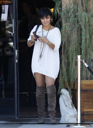  Vanessa - Out and about in Studio City - August 22, 2011