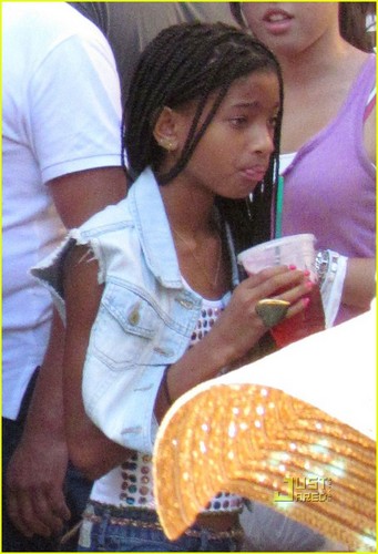 Willow Smith Hits Up Hollywood