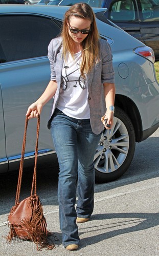  Arrives at a production office [August 17, 2011]