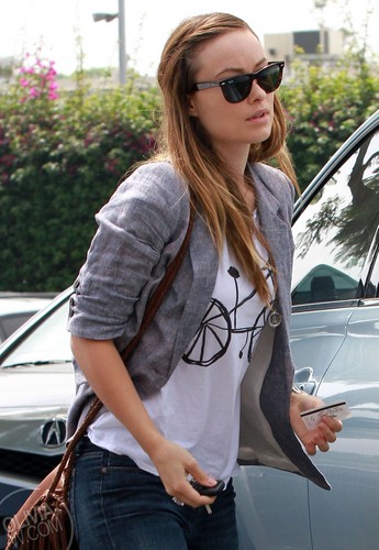  Arrives at a production office [August 17, 2011]