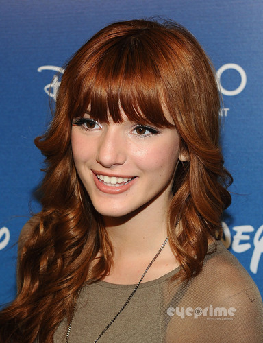  Bella Thorne : “Shake It Up” Panel at 迪士尼 Expo in Anaheim, August 21