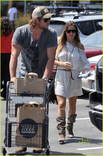  Chris Hemsworth & Elsa Pataky: Grocery Run!