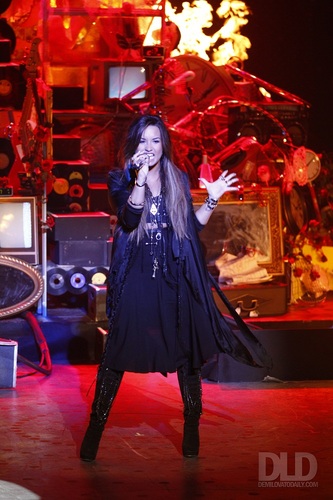  Demi - America's Got Talent - August 24, 2011