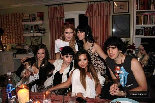  Demi - At Hannah's ужин Party - August 24, 2011