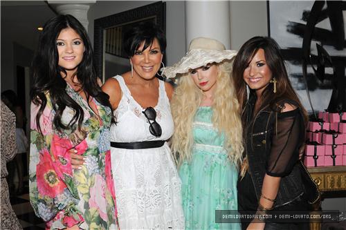  Demi - Kim Kardashian's Bridal душ - August 2011
