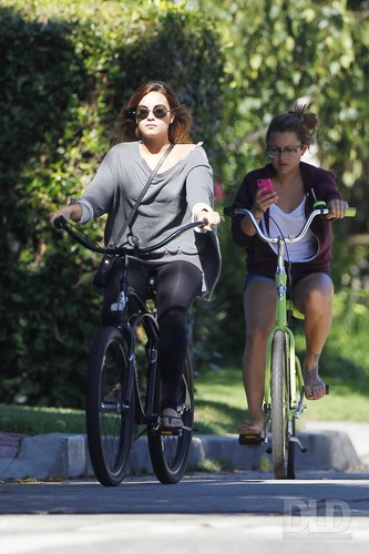  Demi - Rides her bike to Mel's 餐车, 晚餐, 小餐馆 in Los Angeles, CA - August 25, 2011