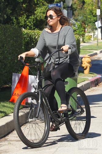  Demi - Rides her bike to Mel's 식당 in Los Angeles, CA - August 25, 2011