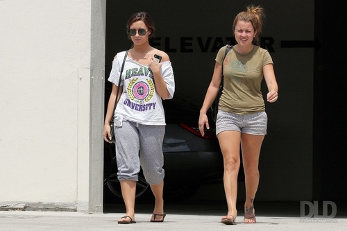  Demi - Walks back to her car after visiting her doctor in Burbank, CA - August 26, 2011
