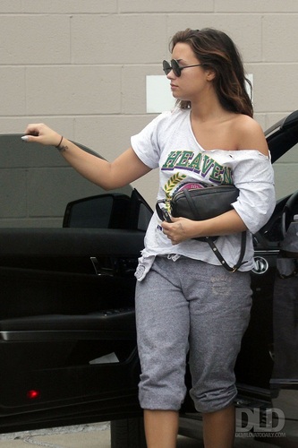  Demi - Walks back to her car after visiting her doctor in Burbank, CA - August 26, 2011