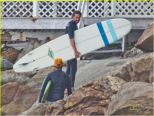  Gerard Butler: Surfing Lessons in Malibu!
