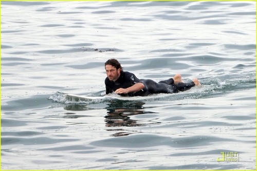  Gerard Butler: Surfing Lessons in Malibu!