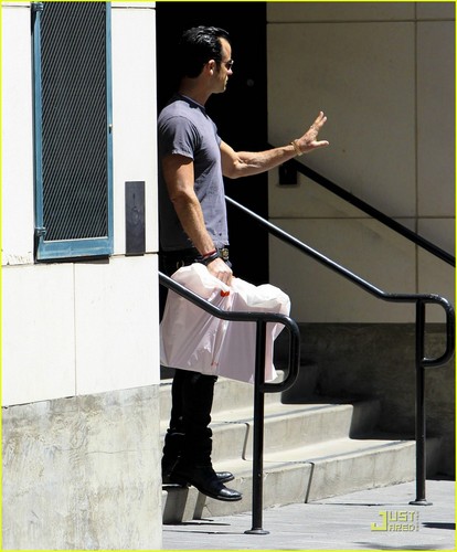  Justin Theroux: Shopping in Beverly Hills!