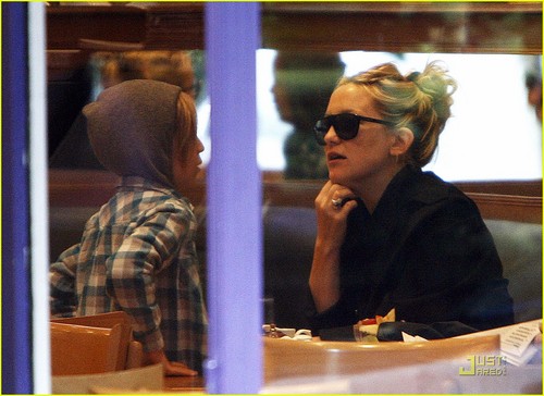  Kate Hudson: ロンドン Lunch with Ryder!