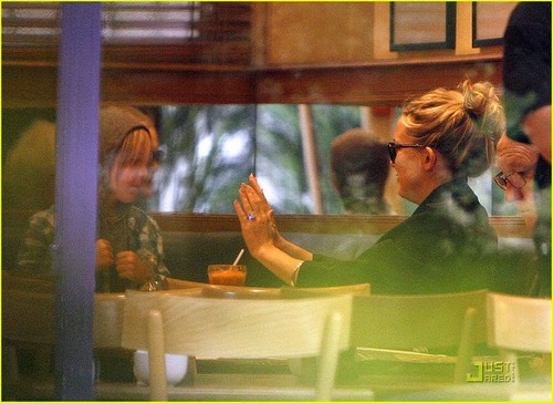  Kate Hudson: 伦敦 Lunch with Ryder!