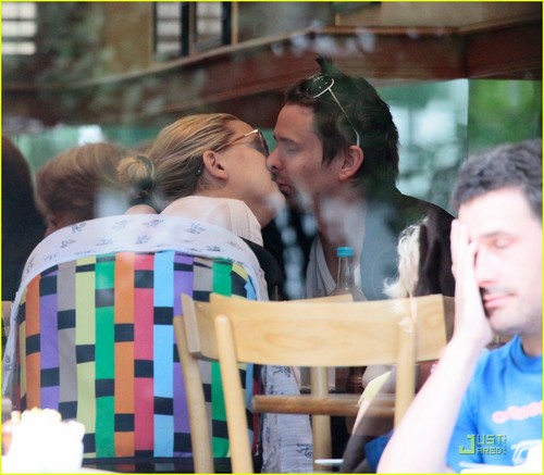  Kate Hudson & Matt Bellamy: Cafe 키스