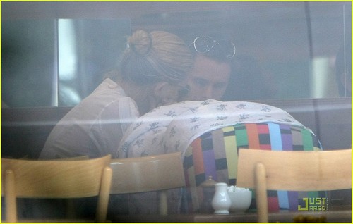  Kate Hudson & Matt Bellamy: Cafe Kiss