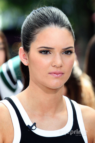  Kendall Jenner visits Extra tunjuk at the Grove in Hollywood, August 25
