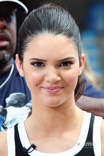  Kendall Jenner visits Extra Show at the Grove in Hollywood, August 25