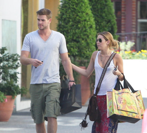  Miley~25. August- At the Cheescake Factory with Liam