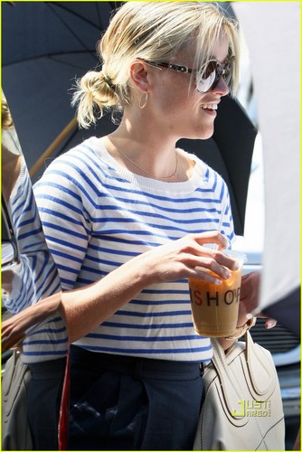  Reese Witherspoon: Coffee Break in Brentwood