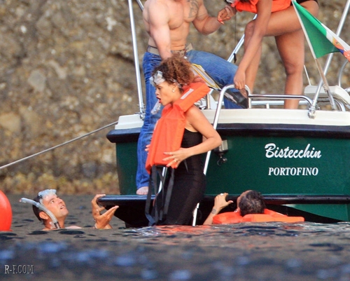  রিহানা - Diving in Porto Fino - August 24, 2011
