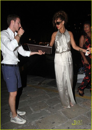 Rihanna: Girls' Night Out in Italy!