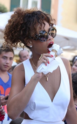  Rihanna out for ice cream with دوستوں in Portofino (August 24)