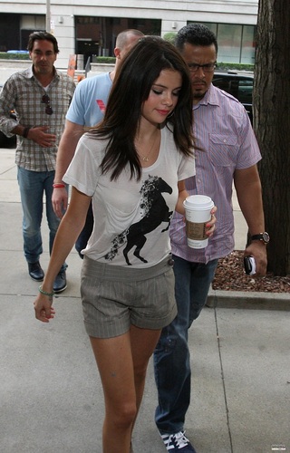  Selena - Arriving to the studio of KiSS 92.5 in Toronto - August 24, 2011