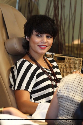  Vanessa - Getting nails done in Studio City - August 26, 2011