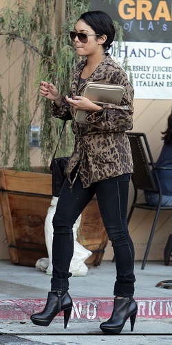  Vanessa - Heading to a business meeting in LA - August 24, 2011