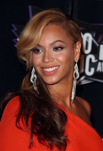Beyonce - MTV's Video Music Awards 2011 - Red Carpet - August 28, 2011
