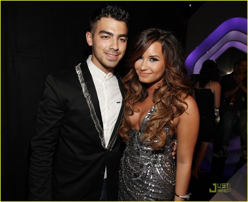  Demi and Joe Jonas #VMA2011