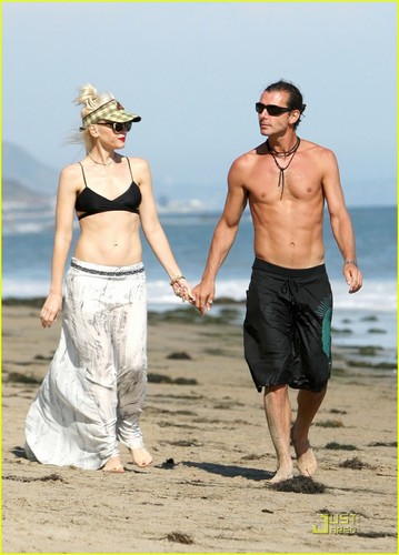  Gwen Stefani Hits the пляж, пляжный with Her Boys