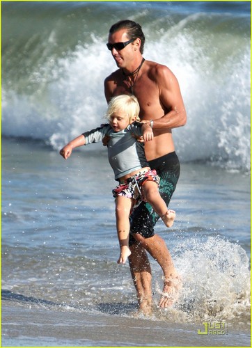  Gwen Stefani Hits the plage with Her Boys