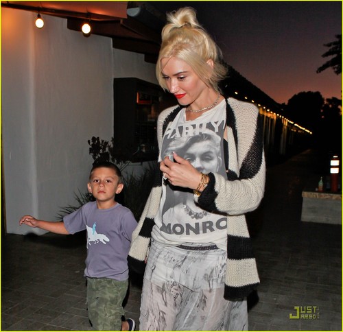  Gwen Stefani Hits the strand with Her Boys