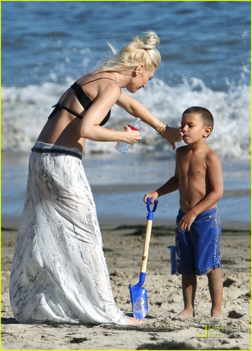  Gwen Stefani Hits the pantai with Her Boys