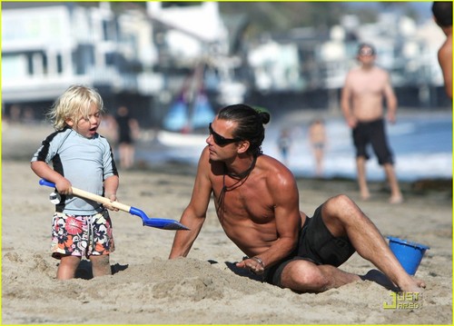  Gwen Stefani Hits the plage with Her Boys