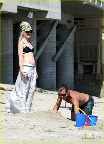  Gwen Stefani Hits the 海滩 with Her Boys