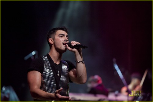  Joe Jonas: Lifebeat concierto with Nick!