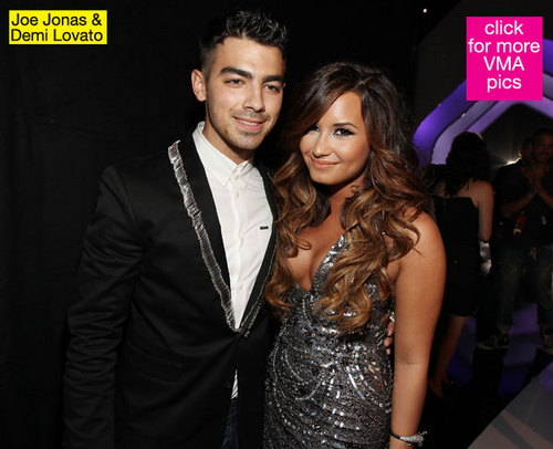  Joe Jonas and Demi Lovato at the 2011 MTV musique Video Award